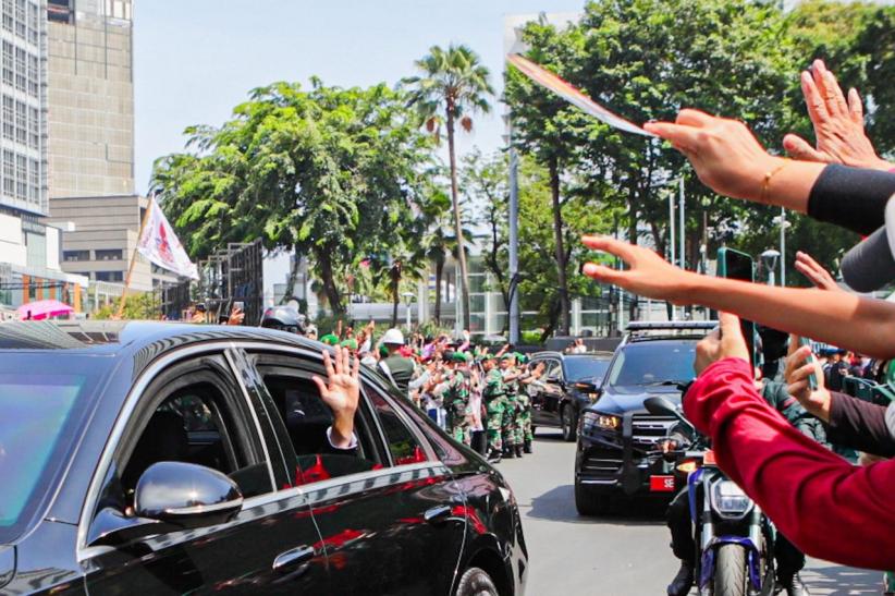 Presiden Jokowi Sepanjang Jalan Membuka Kaca Mobil Menyapa Warga - Bagian 4