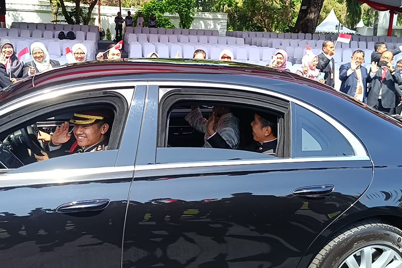 Lambaian Tangan dan Senyum Presiden Jokowi Tinggalkan Istana Kepresidenan - Bagian 3