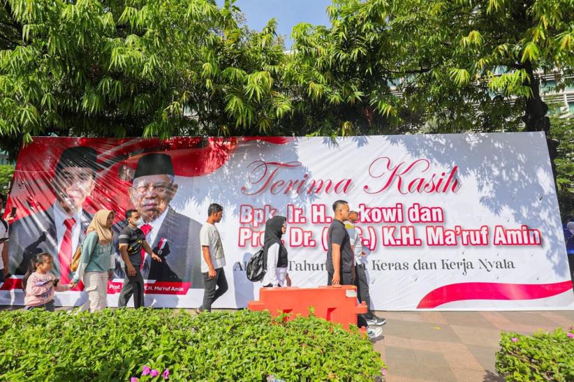 Ribuan Warga Berdatangan ke Bundaran HI Siap Menyambut Prabowo-Gibran  - Bagian 5