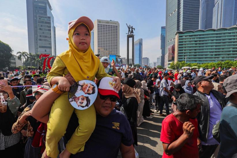 Ribuan Warga Berdatangan ke Bundaran HI Siap Menyambut Prabowo-Gibran  - Bagian 1