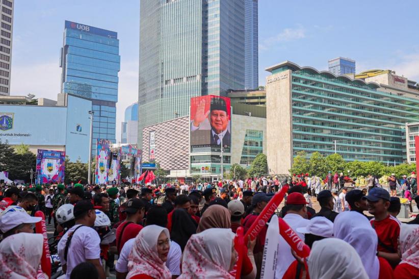 Ribuan Warga Berdatangan ke Bundaran HI Siap Menyambut Prabowo-Gibran  - Bagian 4