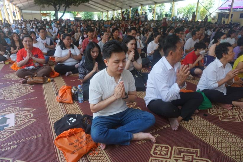 Ribuan Umat Buddha Doakan Pemerintahan Baru saat Perayaan Kathina di Wihara Ekayana Arama - Bagian 5