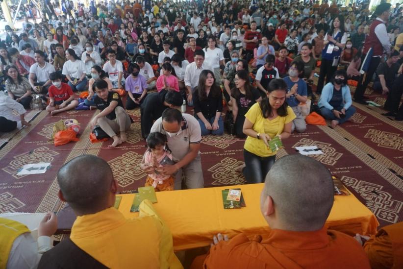 Ribuan Umat Buddha Doakan Pemerintahan Baru saat Perayaan Kathina di Wihara Ekayana Arama - Bagian 1