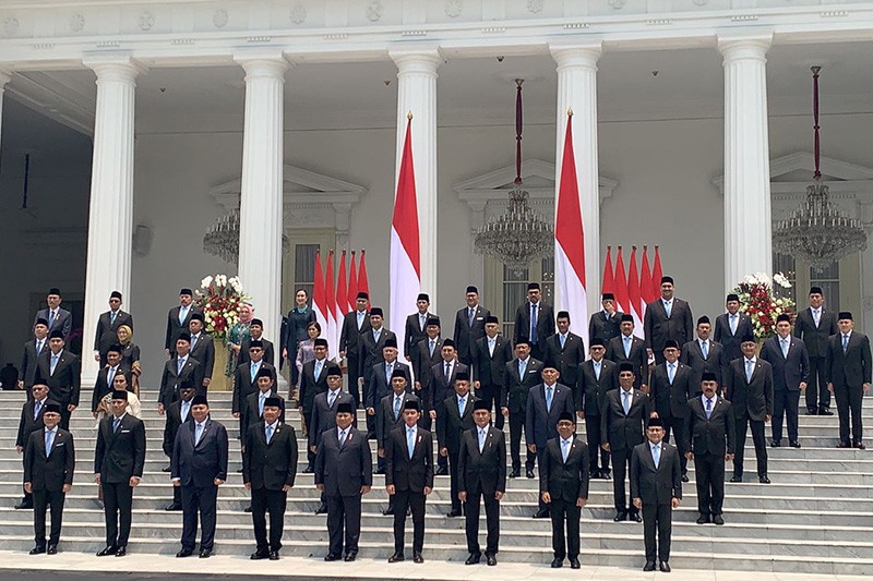 Foto Bersama 48 Menteri dan 5 Kepala Lembaga Kabinet Merah Putih - Bagian 1