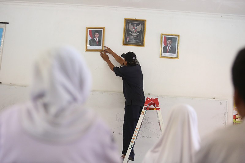 Mengganti Bingkai Foto Jokowi-Ma'ruf Amin Menjadi Prabowo-Gibran - Bagian 1
