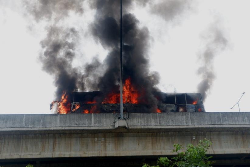 Penampakan Bus Angkut Puluhan Anak TK Terbakar di Jalan Tol Wiyoto Wiyono - Bagian 1