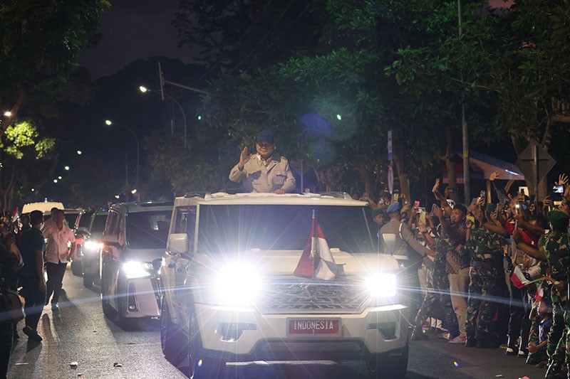 Prabowo Naik Mobil Kepresidenan MV3 Garuda Disambut Antusias Warga Magelang - Bagian 2