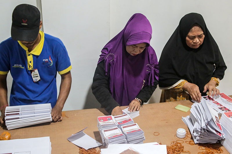 Potret Emak-Emak Bantu KPU Sortir hingga Lipat Surat Suara Pilkada - Bagian 4