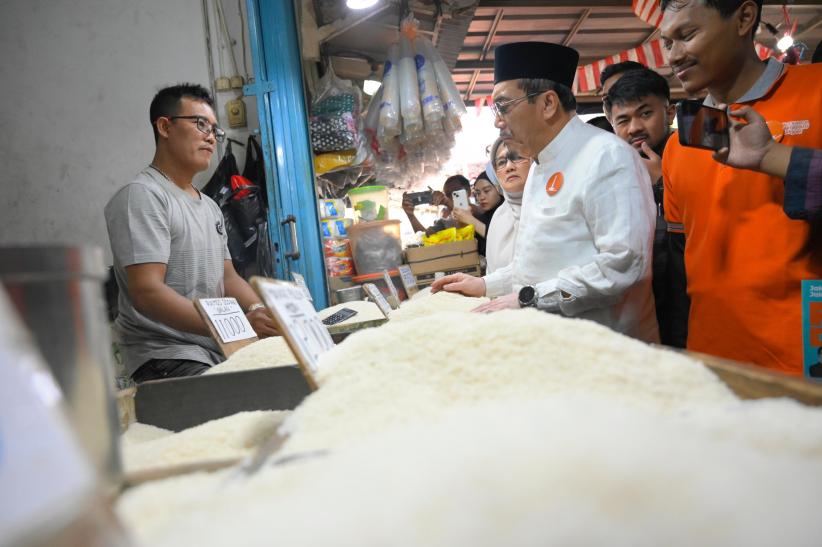 Cawagub Suswono Temui Pedagang Pasar Ujung Menteng - Bagian 1