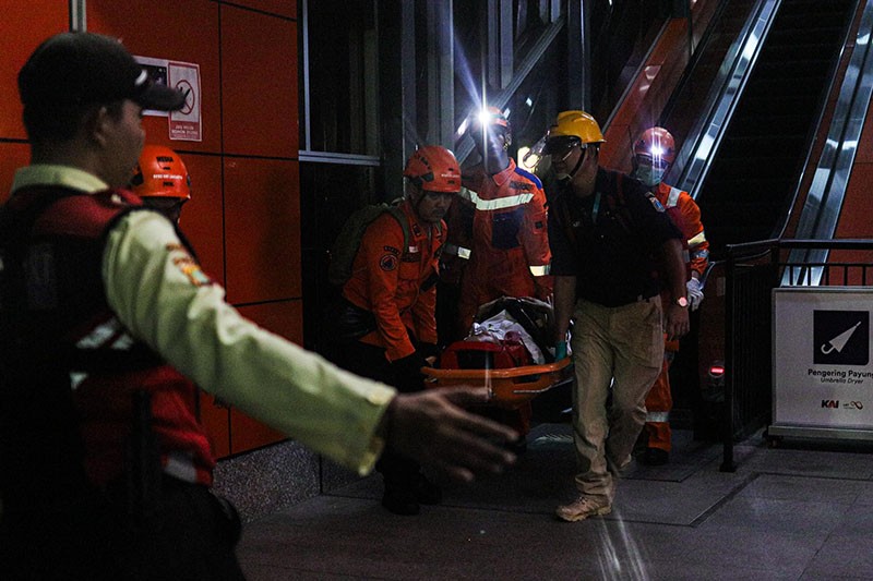Gerak Cepat Petugas Evakuasi Penumpang Terluka Ketika Kereta LRT Jabodebek Anjlok - Bagian 5