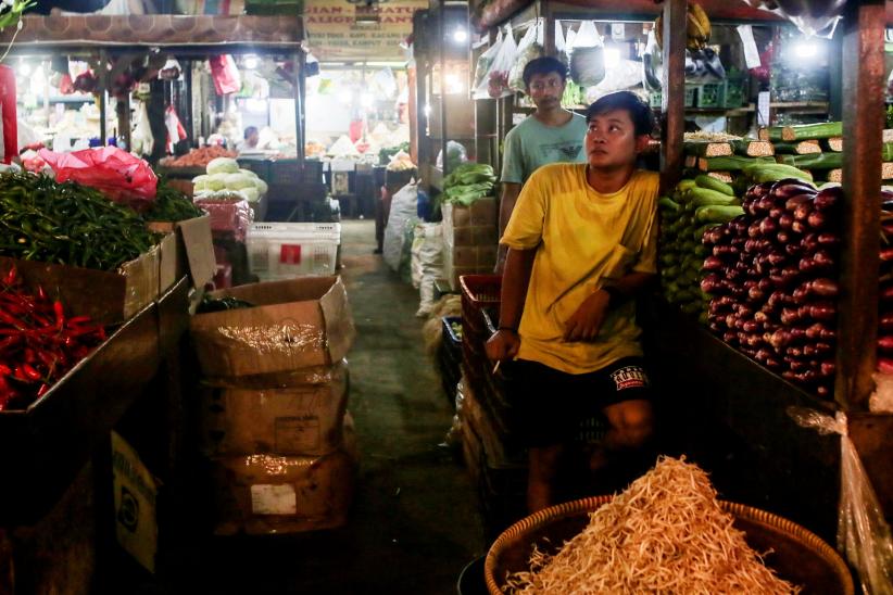 Daya Beli Masyarakat Turun, Ini Ekspresi Pedagang Pasar Menunggu Konsumen - Bagian 2
