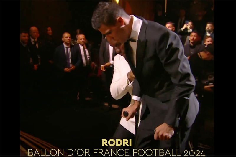 Momen Rodri Pakai Tongkat Diantar Pogba Ambil Trofi Ballon d'Or 2024 - Bagian 1