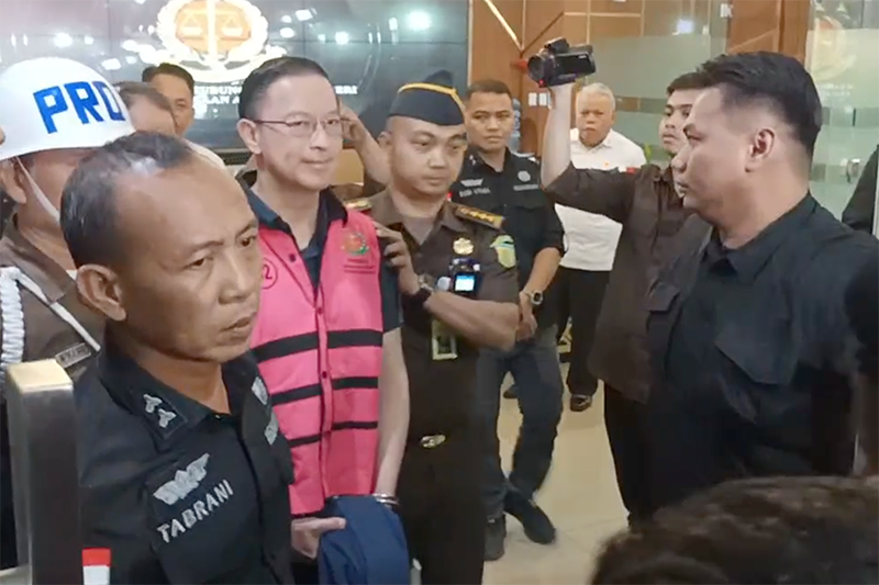Senyum Tom Lembong Pakai Rompi Tahanan Tersangka Kasus Korupsi Impor Gula - Bagian 2