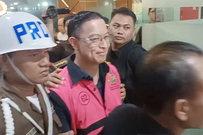 Senyum Tom Lembong Pakai Rompi Tahanan Tersangka Kasus Korupsi Impor Gula - Bagian 1