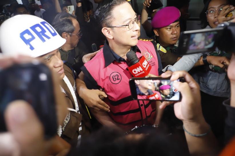 Tampang Tom Lembong, Tersangka Kasus Korupsi Impor Gula Masuk Mobil Tahanan - Bagian 4