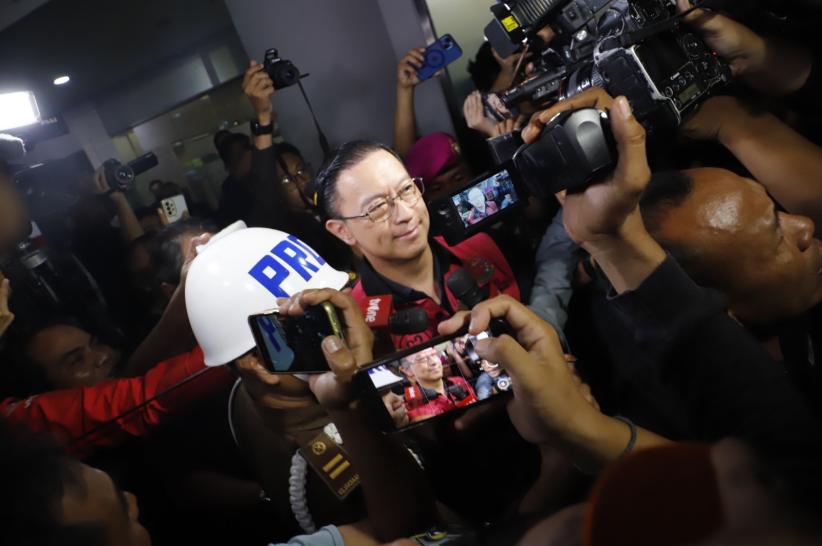 Tampang Tom Lembong, Tersangka Kasus Korupsi Impor Gula Masuk Mobil Tahanan - Bagian 3