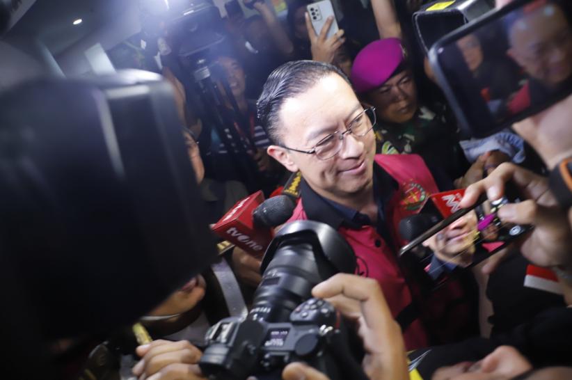Tampang Tom Lembong, Tersangka Kasus Korupsi Impor Gula Masuk Mobil Tahanan - Bagian 2