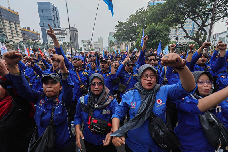 Ratusan Buruh Sujud Syukur usai MK Kabulkan Sebagian Tuntutan Soal UU Ciptaker - Bagian 5