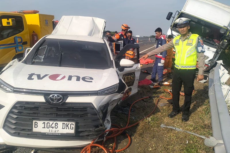 Penampakan Mobil TV One Ringsek Ditabrak Truk, 3 Kru Meninggal di Tempat - Bagian 1