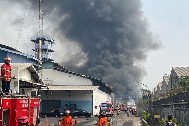 Kebakaran Pabrik Minyak Goreng di Bekasi, Asap Hitam Membubung Tinggi - Bagian 1