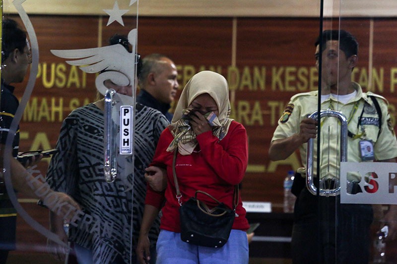 Tangis Keluarga Korban Kebakaran Pabrik Bekasi Pecah di RS Polri - Bagian 2