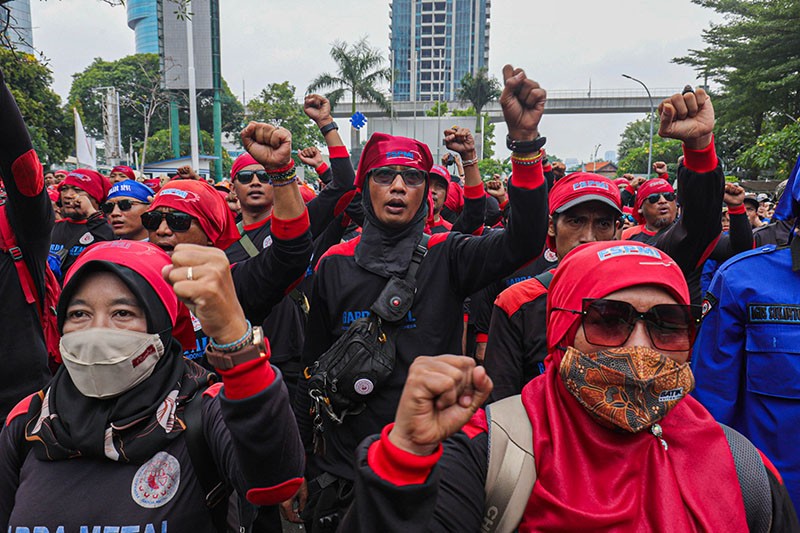 Ratusan Buruh Geruduk Kantor Kemnaker - Bagian 4