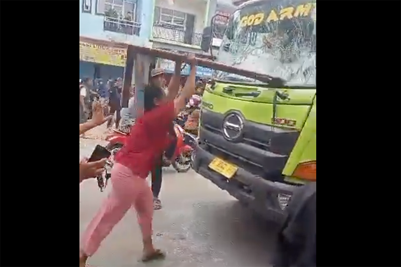 Warga Teluknaga dan Kosambi Tangerang Sweeping Hancurkan Truk Tanah Melintas  - Bagian 1