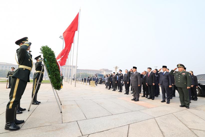Momen Presiden Prabowo Letakkan Bunga Hormati Pahlawan Rakyat Tianmen China - Bagian 3