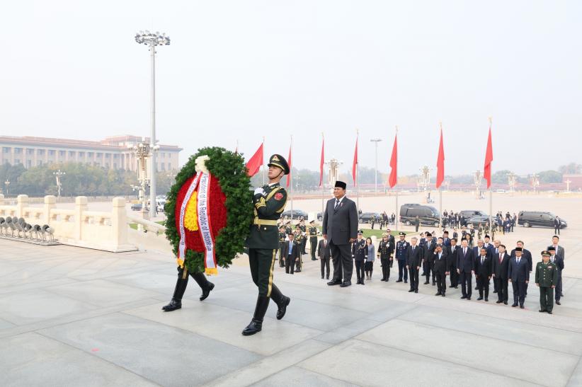 Momen Presiden Prabowo Letakkan Bunga Hormati Pahlawan Rakyat Tianmen China - Bagian 4