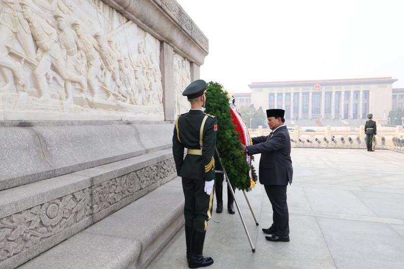 Momen Presiden Prabowo Letakkan Bunga Hormati Pahlawan Rakyat Tianmen China - Bagian 1