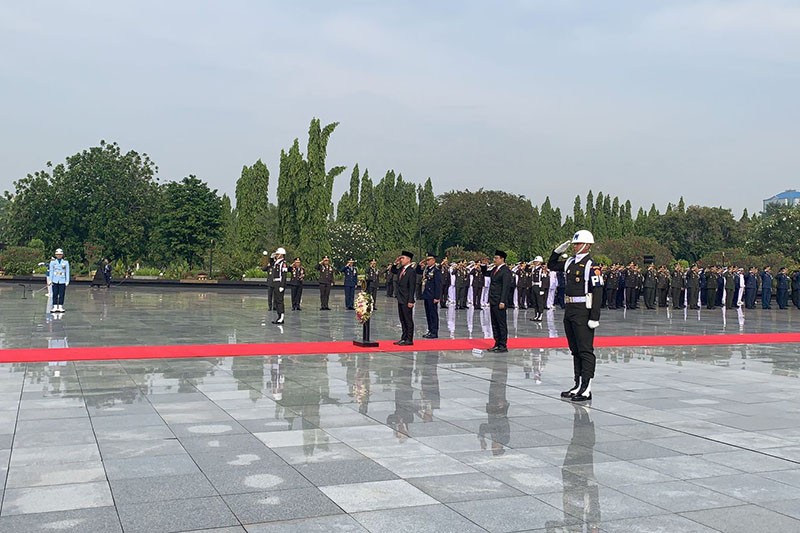 Wapres Gibran Pimpin Upacara Hari Pahlawan, Tabur Bunga di Makam Pejuang - Bagian 4