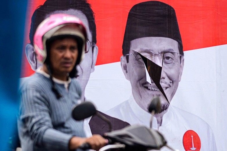 Alat Peraga Kampanye Ridwan Kamil-Suswono Dirusak - Bagian 1