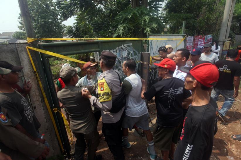 Protes Bau Sampah Menyengat, Warga Meruyung Depok Segel TPS Liar di Permukiman - Bagian 1