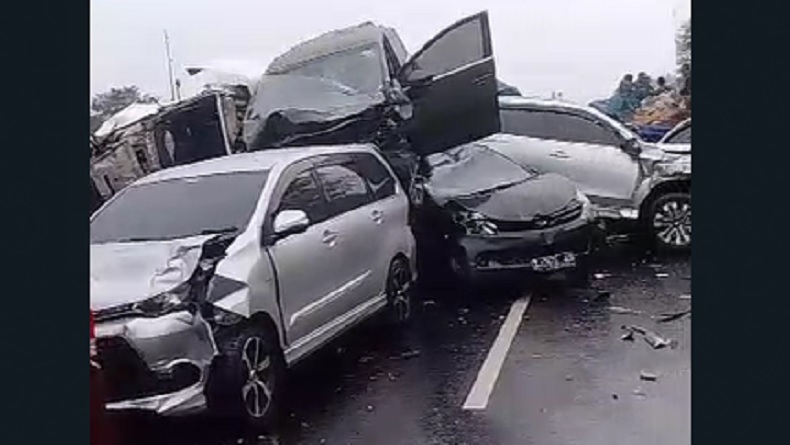 Detik-Detik Mengerikan Kecelakaan Beruntun di Tol Cipularang KM 92