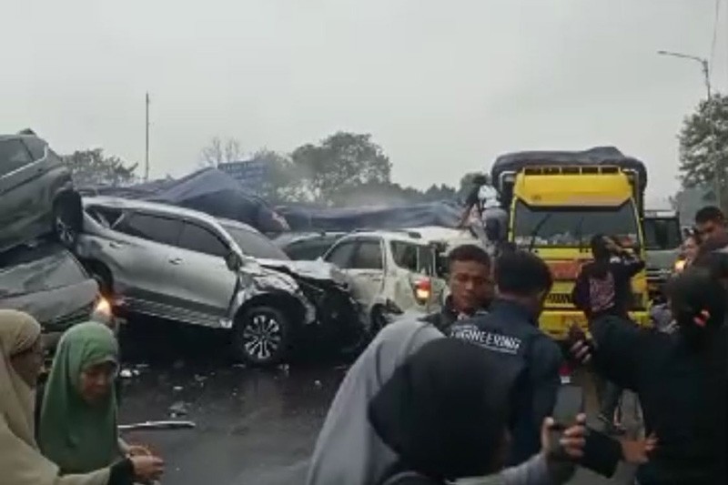 Tabrakan Beruntun di Tol Cipularang, Truk Hantam Puluhan Mobil hingga Bertumpuk - Bagian 2