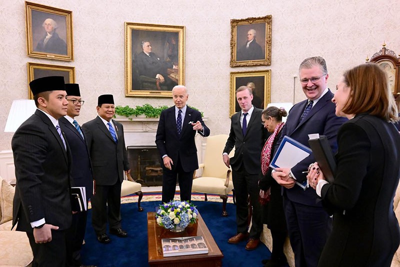 Ekspresi Mayor Teddy Berkenalan dengan Joe Biden Disaksikan Presiden Prabowo - Bagian 3