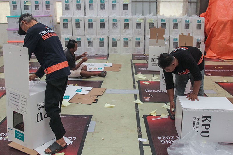 Proses Perakitan Kotak Suara dan Pengemasan Logistik Pilkada Palembang 2024 - Bagian 1