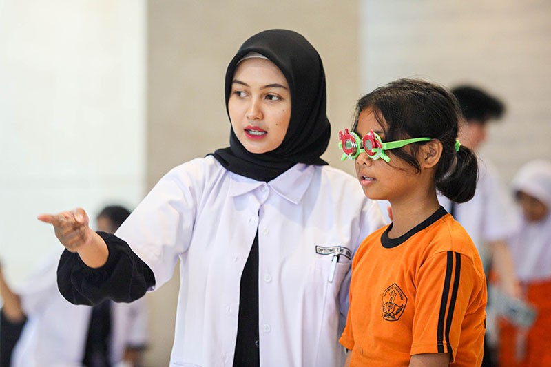 Ekspresi Bahagia Para Murid SD Dapat Kacamata Gratis dari MNC Peduli - Bagian 5