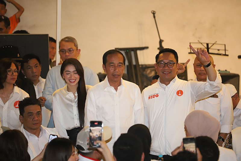 Jokowi Bertemu Ridwan Kamil Sambil Makan Malam bersama Relawan - Bagian 1