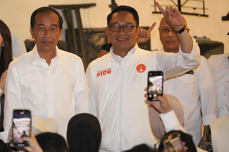 Jokowi Bertemu Ridwan Kamil Sambil Makan Malam bersama Relawan - Bagian 2