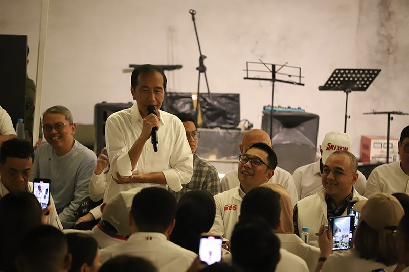 Jokowi Bertemu Ridwan Kamil Sambil Makan Malam bersama Relawan - Bagian 3