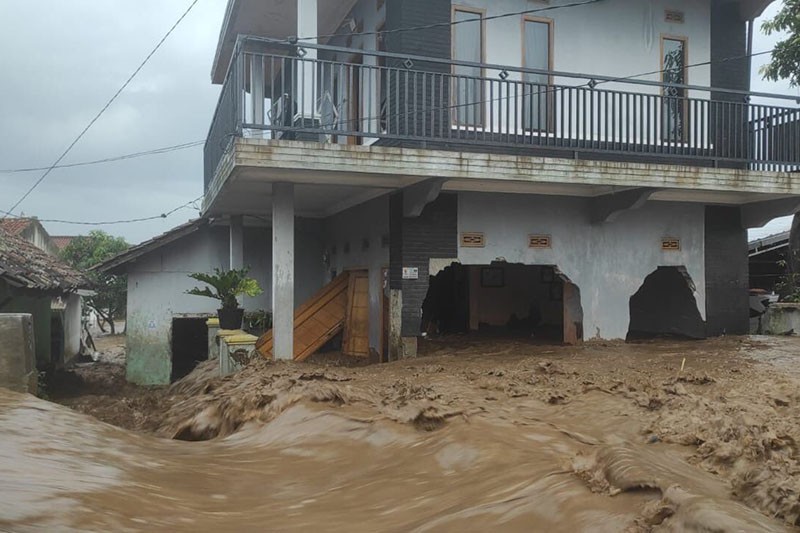 Penampakan Tanggul Sungai Cisunggalah Kabupaten Bandung Jebol - Bagian 2