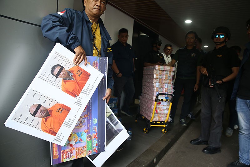 Tumpukan Uang Barang Bukti Hasil Pemberantasan Judi Online  - Bagian 1