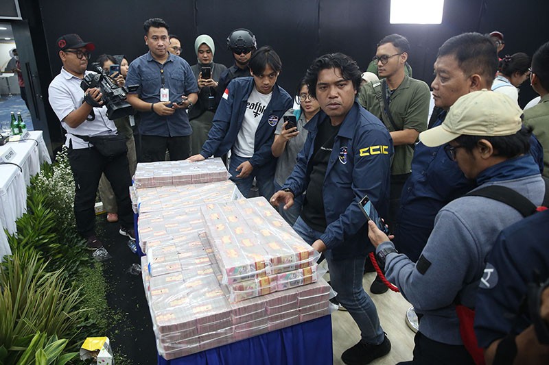 Tumpukan Uang Barang Bukti Hasil Pemberantasan Judi Online  - Bagian 3