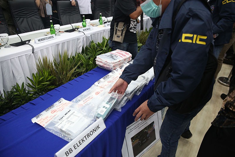 Tumpukan Uang Barang Bukti Hasil Pemberantasan Judi Online  - Bagian 5