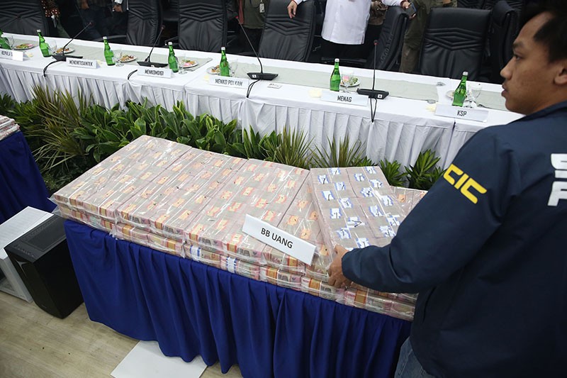 Tumpukan Uang Barang Bukti Hasil Pemberantasan Judi Online  - Bagian 2