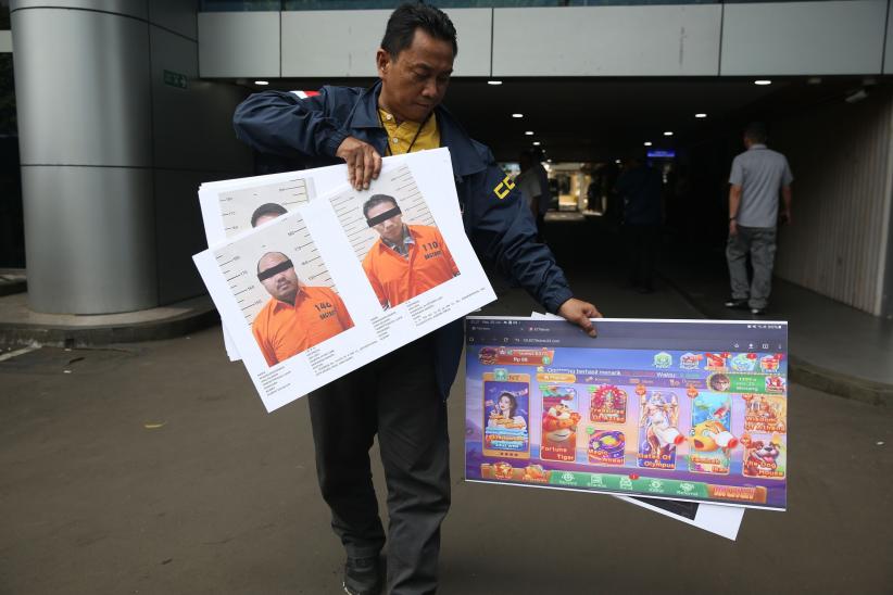 Tumpukan Uang Barang Bukti Hasil Pemberantasan Judi Online  - Bagian 4