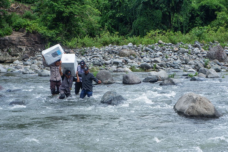 Potret Distribusi Logistik Pilkada 2024 Melewati Sungai Deras ke Daerah Pelosok - Bagian 2