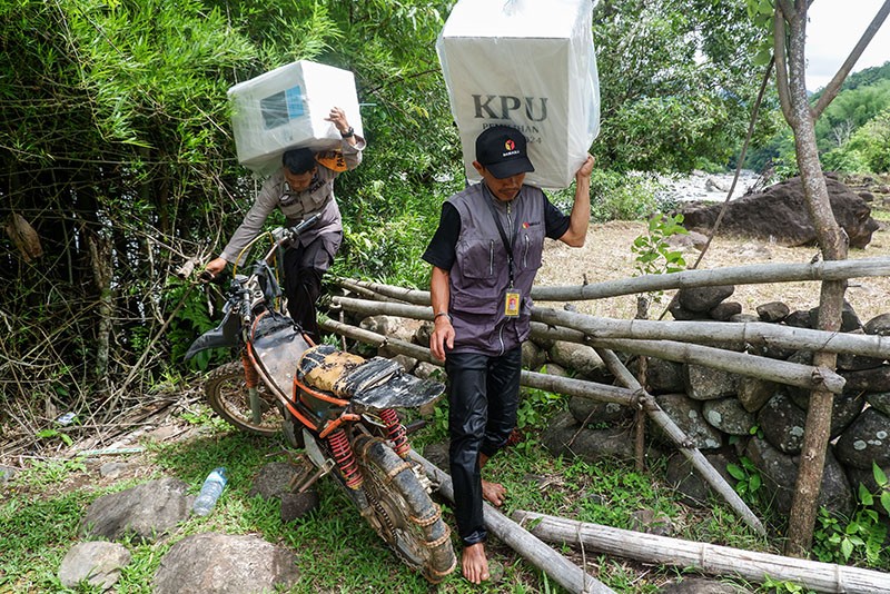 Potret Distribusi Logistik Pilkada 2024 Melewati Sungai Deras ke Daerah Pelosok - Bagian 4