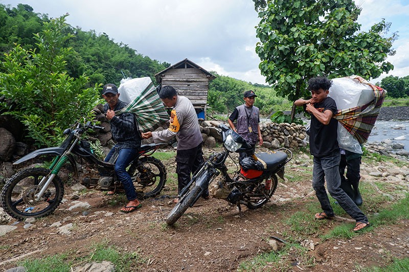 Potret Distribusi Logistik Pilkada 2024 Melewati Sungai Deras ke Daerah Pelosok - Bagian 3